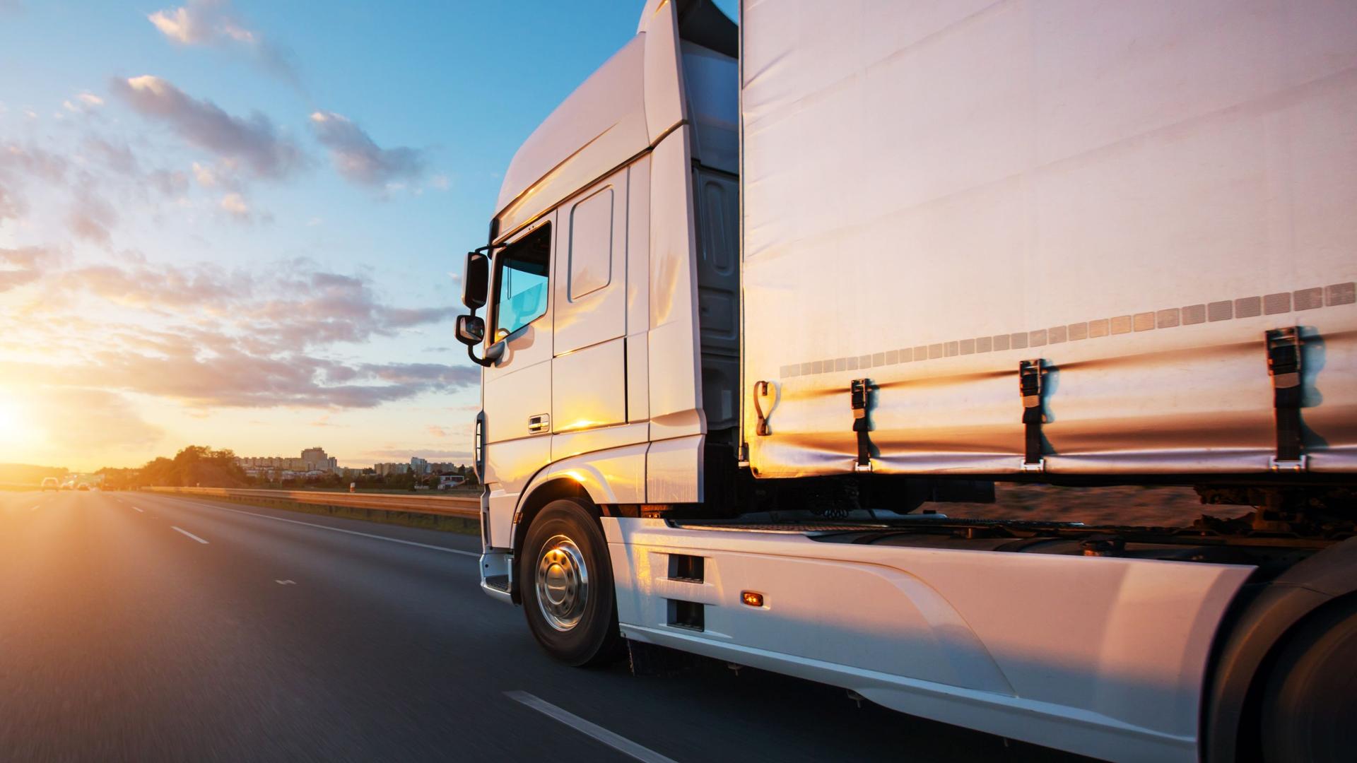 運輸・物流業のドライバー不足を健康経営優良法人で解決する——採用・定着・融資・助成金を一気に攻略